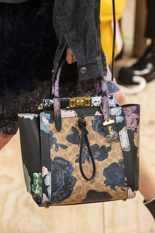 Coach TROUPE TOTE BAG IN SIGNATURE CANVAS